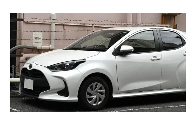 White Toyota Yaris Hybrid